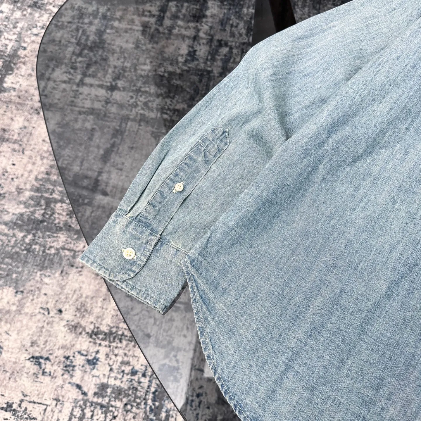 P400 [Original item] Top quality lapel long-sleeved washed denim shirt jacket Four-season men's two-color pure cotton shirt stone-washed retro casual denim shirt Denim shirt is really the most iconic product, decorated with colorful iconic pony embroidery, presenting a classic polo style design. It is a versatile choice from winter to summer. The multiple washes of denim greatly increase the comfort and softness of the fabric. The distressed effect is full of strong American retro style. This one is also closed with eyes closed. Simply YYDS~ The same style for men and women. It can be worn alone or as a cardigan. If you like looseness, choose one size larger. It is more suitable for inner wear~ The overall style is a loose version with a bit of boyfriend style. The silhouette is good and the drape is good. The upper body has a tough style~ It has an American retro denim style. This shirt is suitable for many occasions, whether it is daily leisure or commuting. It is a good choice. It can also be used as a layering jacket/coat. Color: dark blue, light blue, size: S-XL
